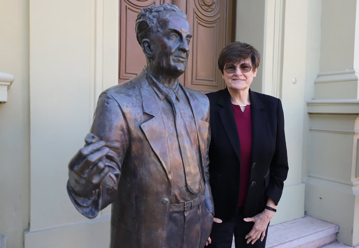 Katalin Karikó speaking at a lectern at the University of Szeged.